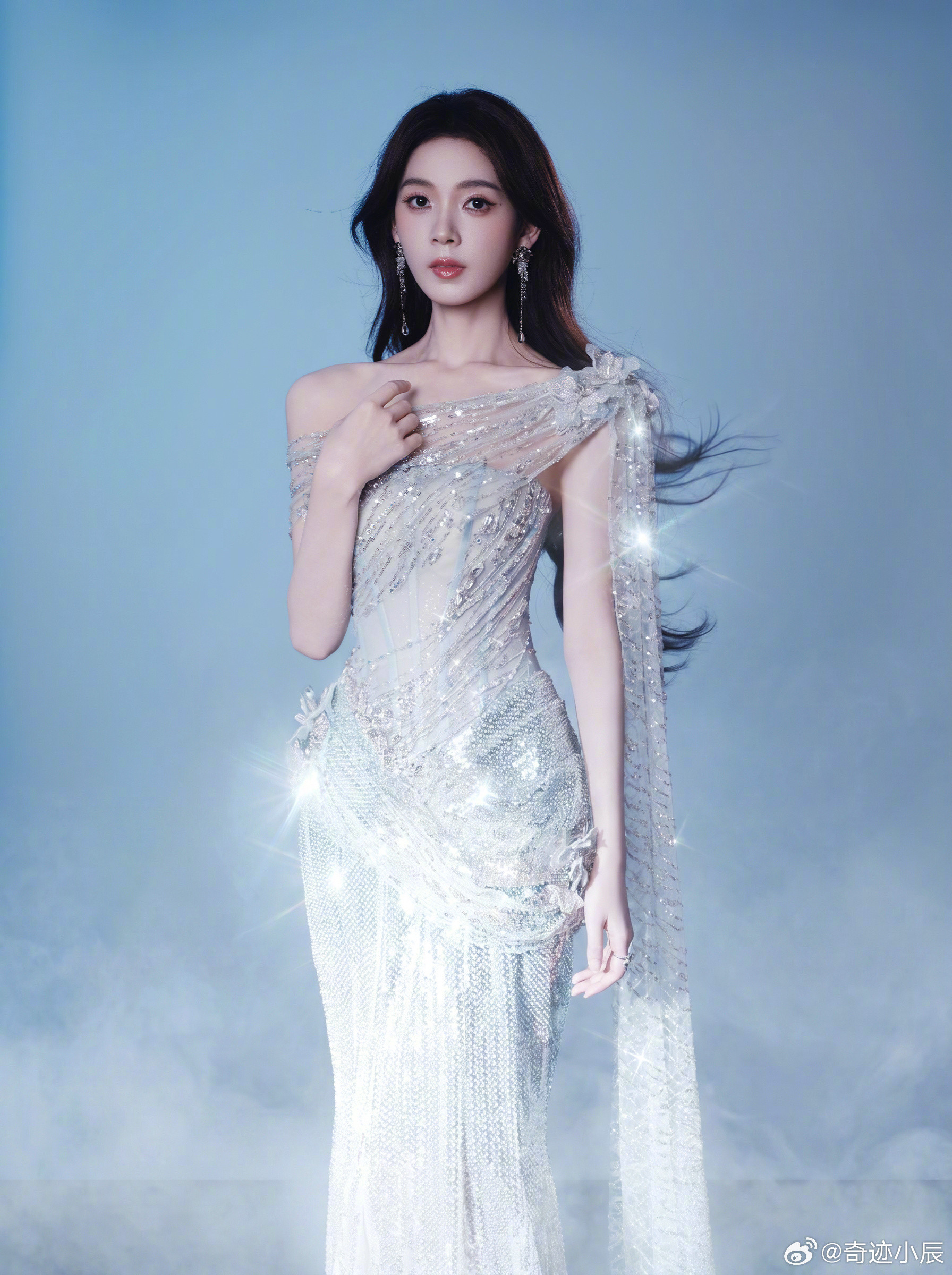 陈瑶HeyGirl直拍完全是把“又美又飒”焊在身上，连发丝甩动的节奏都精准踩点