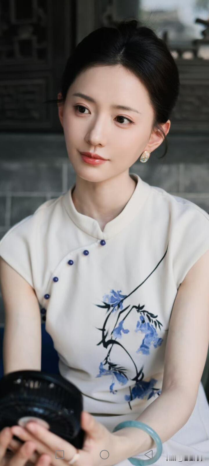 这位美女穿着旗袍，优雅动人。晚唐五代青瓷青瓷纹饰