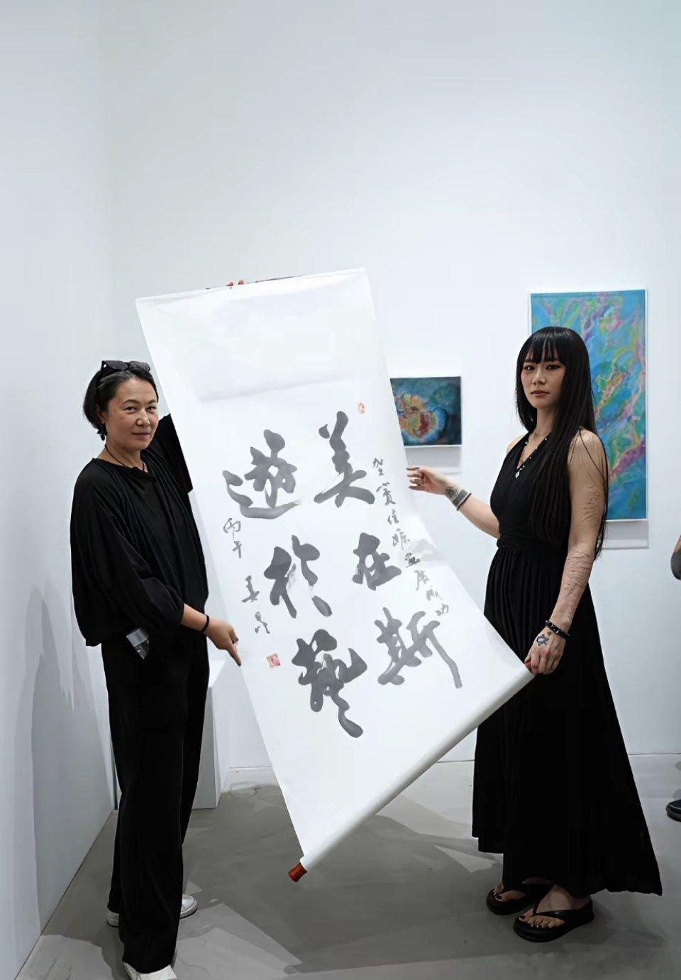 窦唯小女儿窦佳嫄的画展在北京798顺利开幕，母亲高原晒照，配文:圆满[比心]感恩
