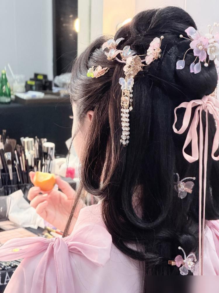 白敬亭宋轶这对让网友嗑疯的地下恋，彻底凉了？狗仔刘大锤直播锤了好几次：两人早