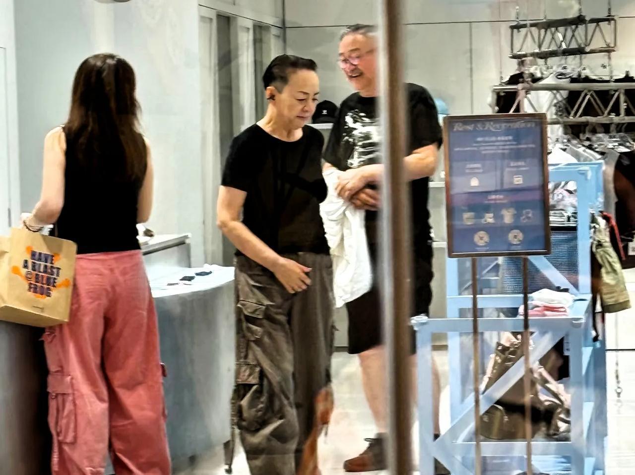 有网友在北京三里屯偶遇宋丹丹，她和老公、儿子儿媳妇、孙子一起逛街！她现在真是幸福