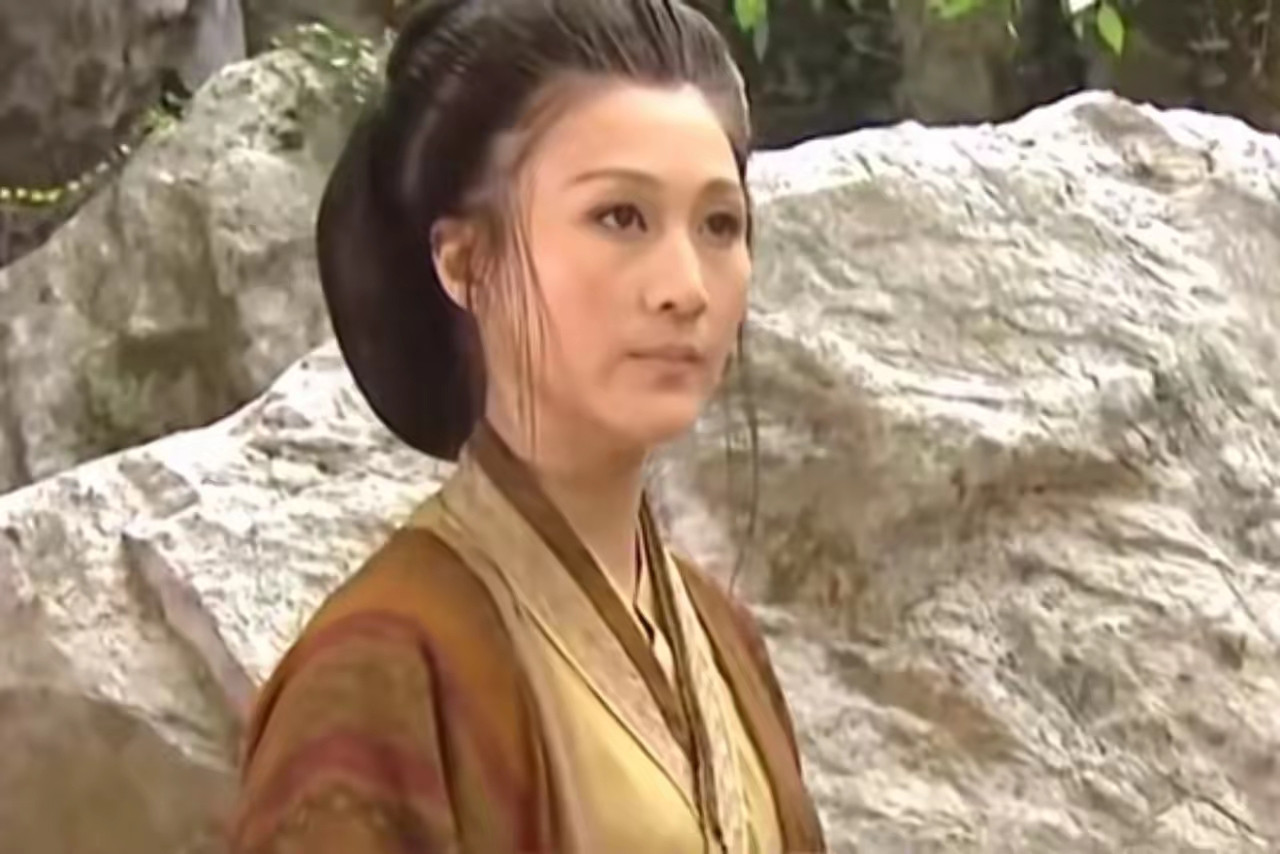 宁中则跟岳不群做了几十年夫妻，会不知道他是伪君子吗?江湖上只要是老一辈的人物，如风清扬、方证大师、冲