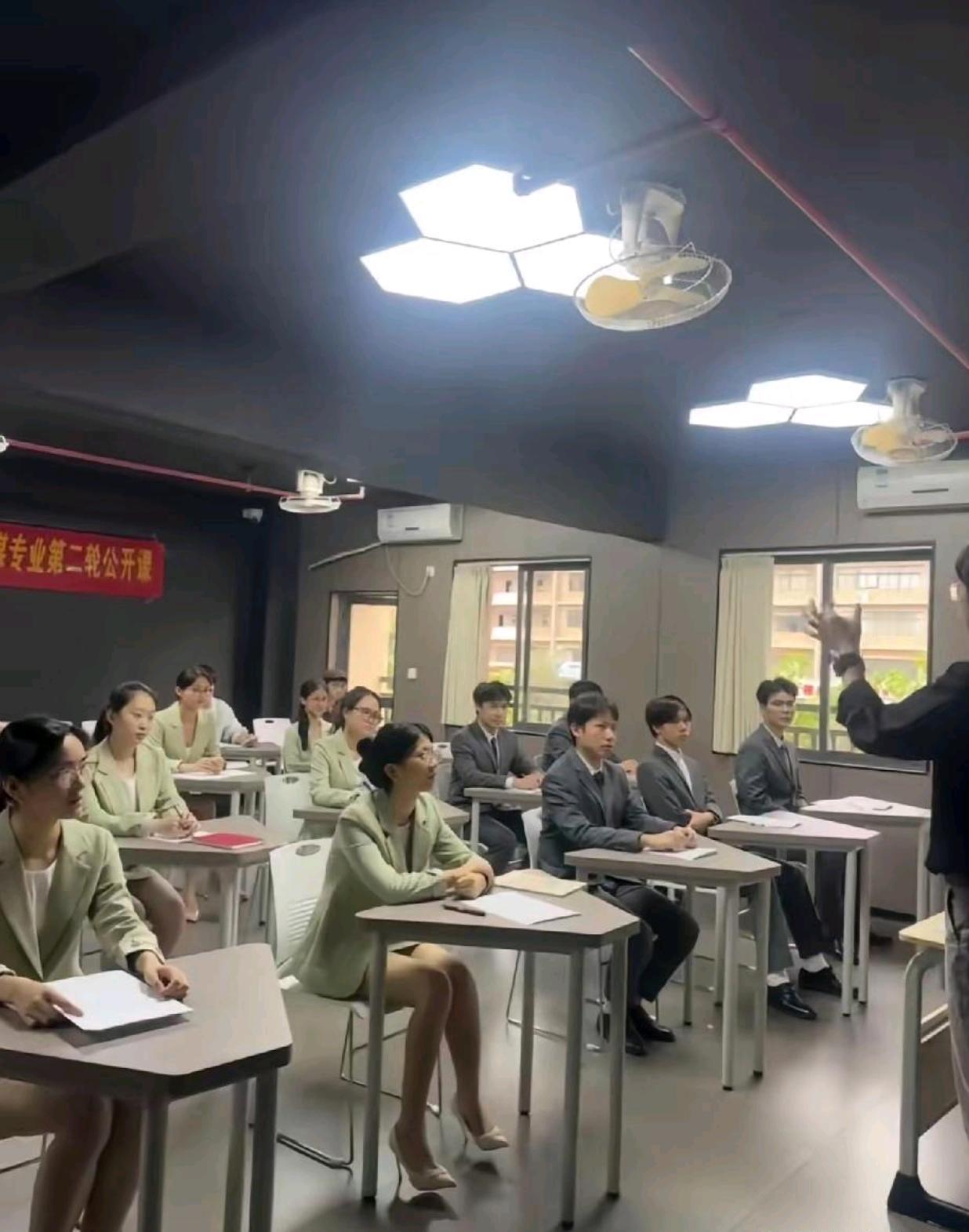 这么多双眼睛盯着上公开课，不得不说教师的心理素质还是比常人高太多了