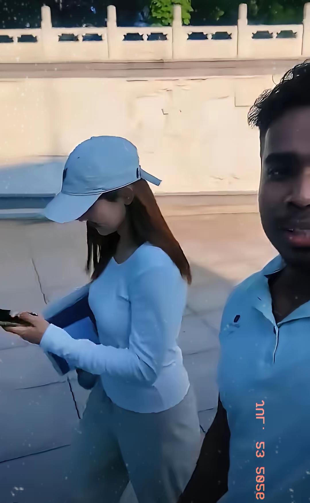 很感慨：很多中国男生真心追不到的女孩，为何外国小伙轻易就拿下？刷到一条让人