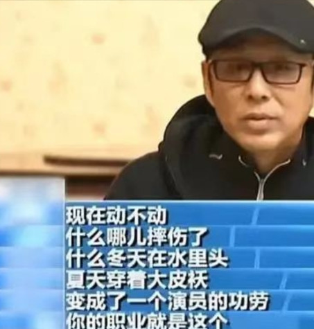 1994年的一天，陈道明邀请冯小刚去他家做客。冯小刚一路上百思不得其解，平时他可