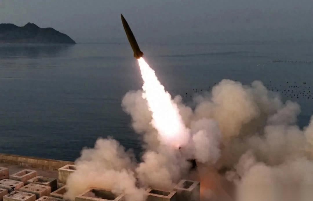 谁能想到，前一天还在满世界叫卖军火、狂秀肌肉的日本，转头就被五枚从天而降的导弹吓