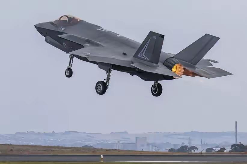 阿美：真是邪了门了阿中：咋了？阿美：我家门口的F-35又丢了阿中：啥玩意又