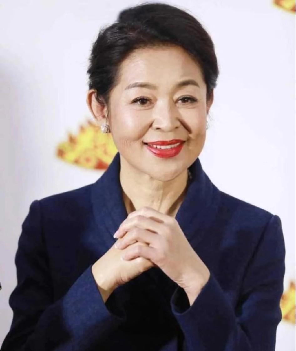 年轻时的倪萍，看上去比陈红还要漂亮。虽说陈红也是公认的大美人，但倪萍自带的书卷气