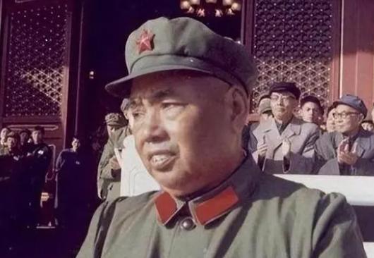 1955年大授衔前夕，对自己军衔不满的许世友正在借酒消愁，突然电话响起，微醺的许