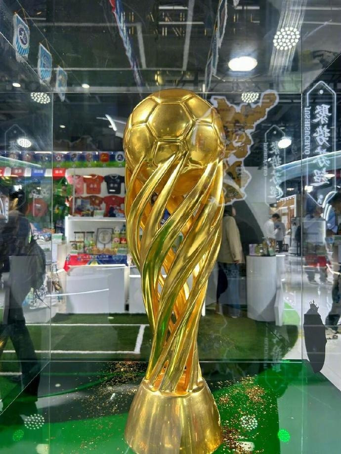 “苏超”冠军奖杯出现在进博会, 成为吸引观众拍照打卡的亮点
