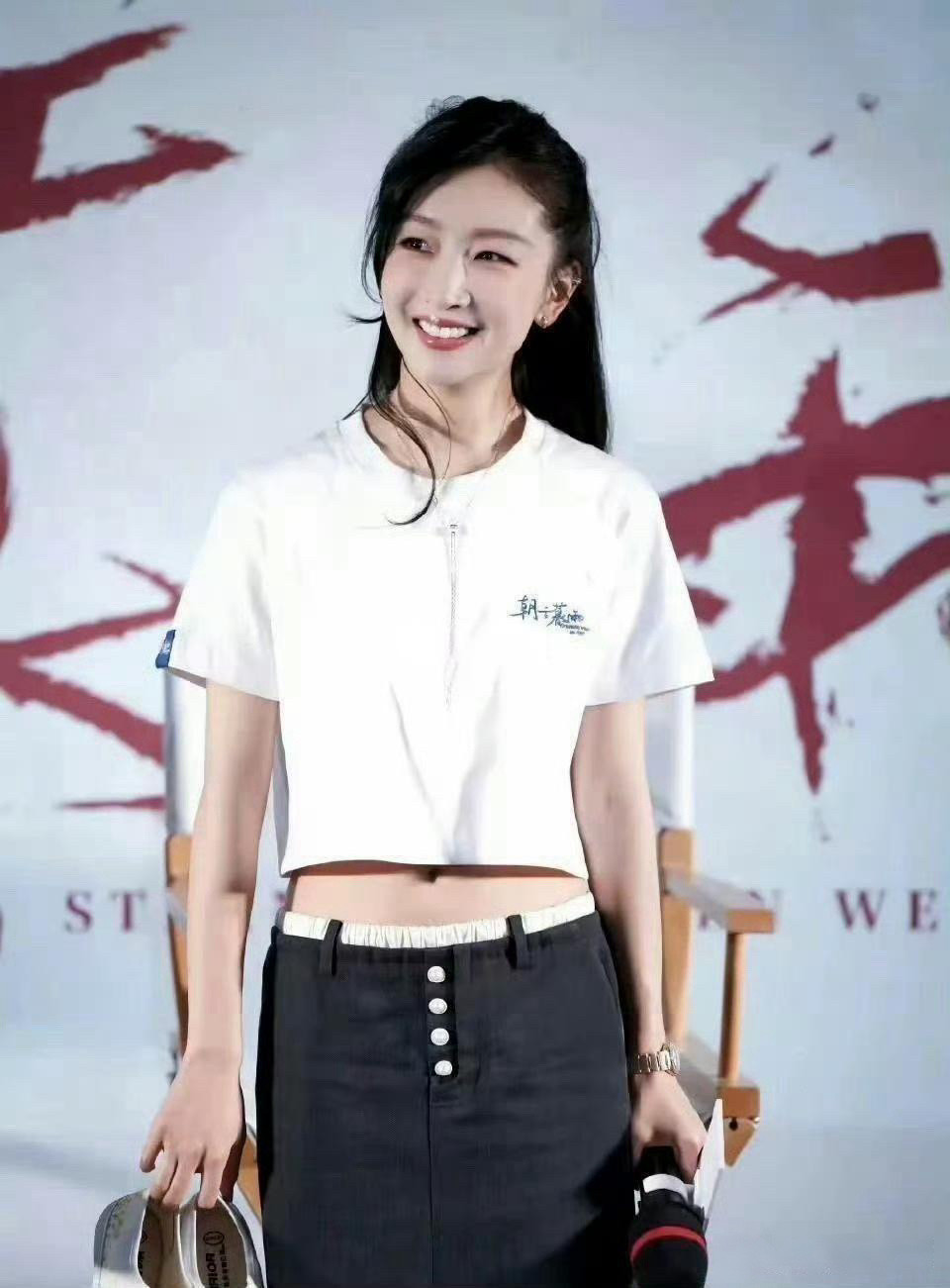 周冬雨这算是长开了呀变得越来越好看啦​​​