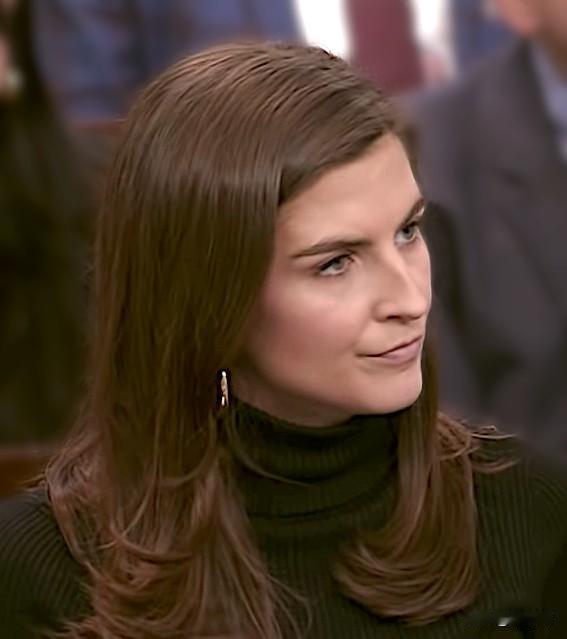 你没看错，CNN记者凯特兰·柯林斯爆料，卡罗琳·莱维特在与特朗普一同出行期间捍卫