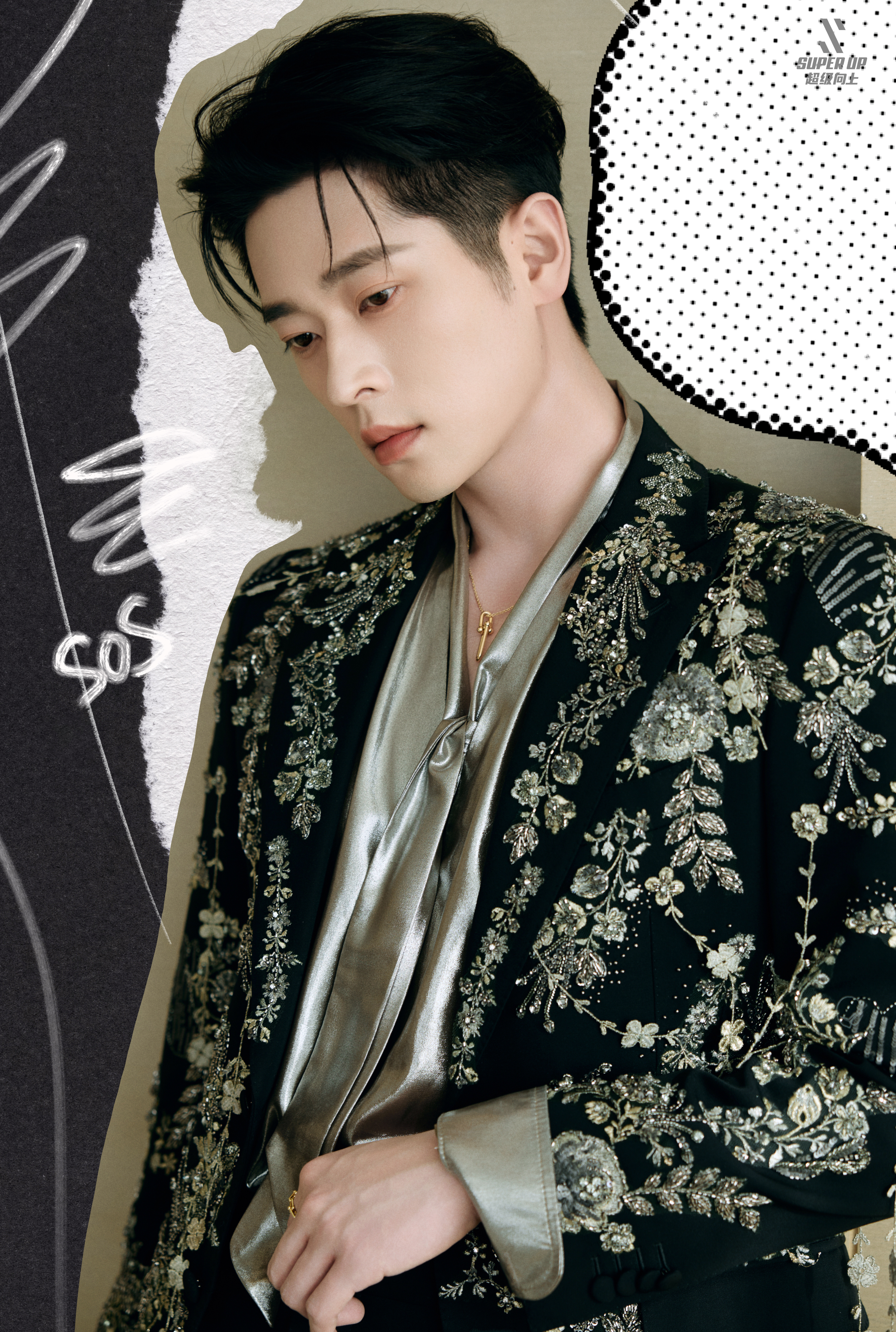 丞磊×「成何体统」剧宣，一袭刺绣西服套装内搭丝质内衬，佩戴Tiffany&