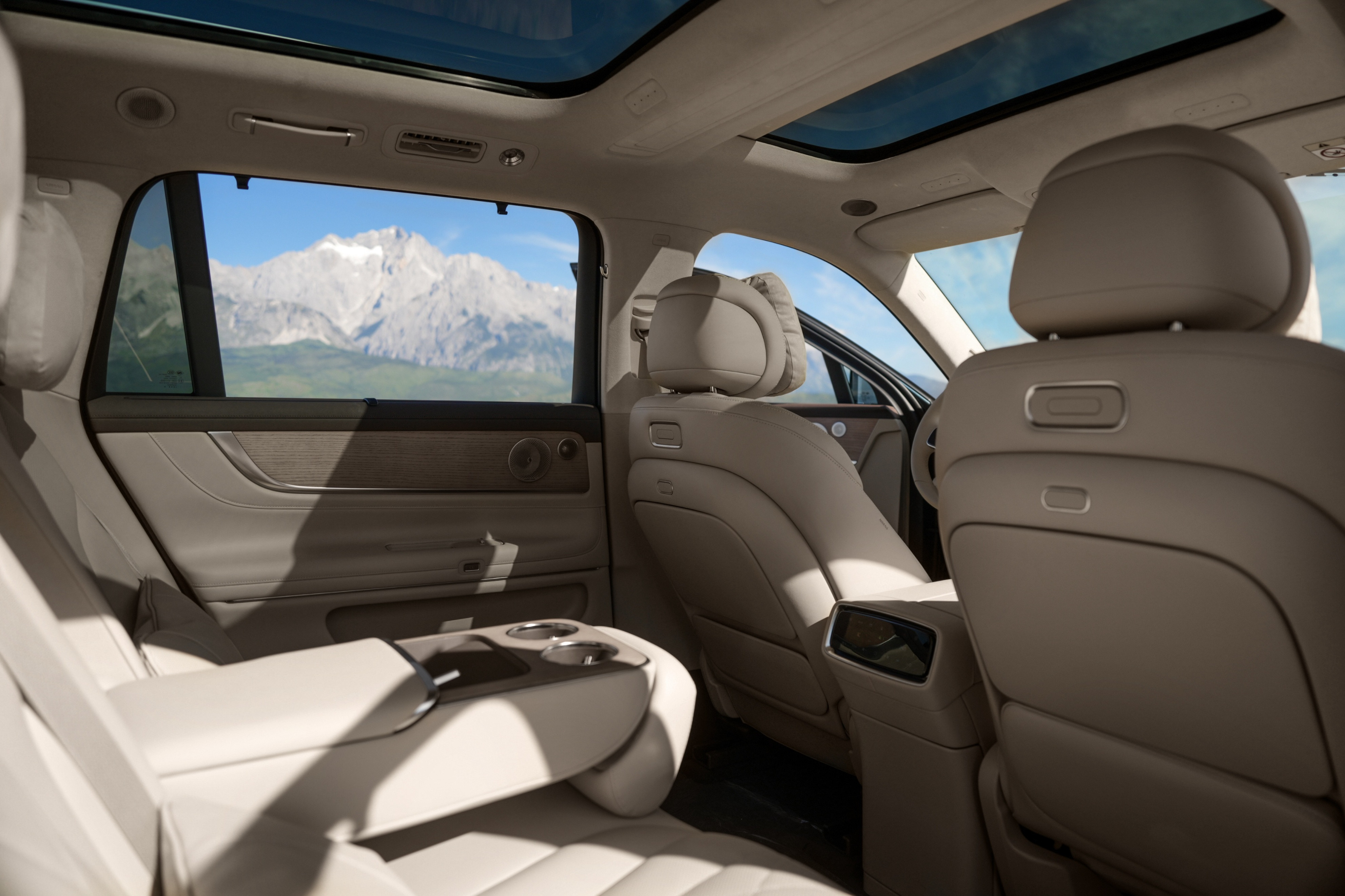 问界M9星光之夜汇聚名人车主，定义可进化的成长型豪华选择一台豪华车...