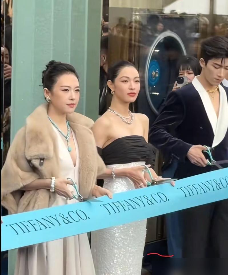 章子怡身边工作人员一伸手，就把钟楚曦当空气给拦了。章子怡呢？眼皮都没抬，直接走掉