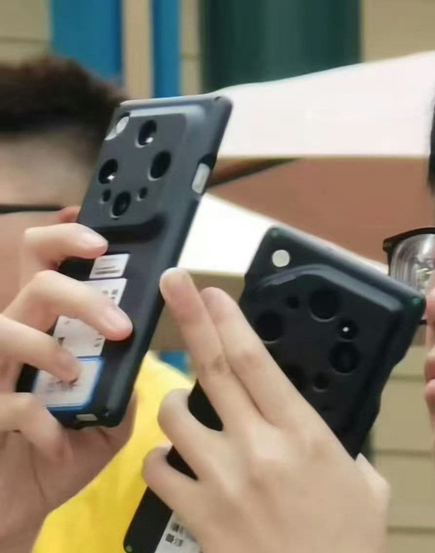 OPPOFindX9Ultra工程机曝光，这张图是网友拍到的，可以明确的