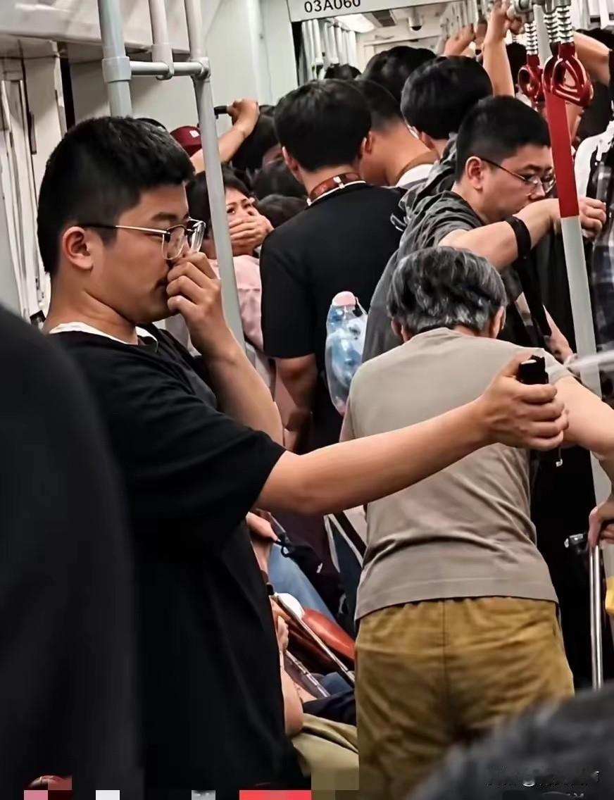 “简直坏透了！”4月30日晚上，广州地铁三号线车厢正值晚高峰，人群挤得密不透风，