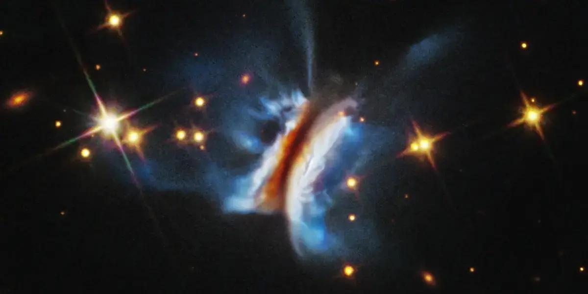 天文学家最近用哈勃太空望远镜拍到了一个超级大的行星诞生地，这个叫IRAS230