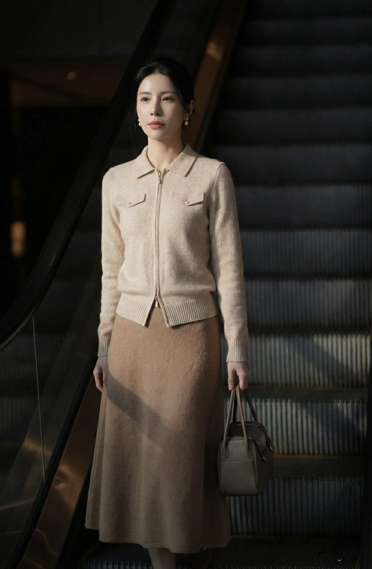 分享高跟鞋的穿搭细跟高跟鞋更显优雅，适合晚宴等场合。