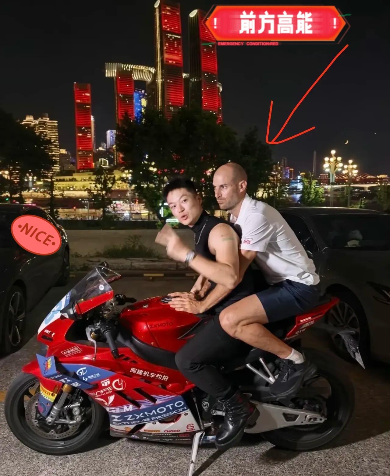 什么叫关公面前耍大刀？看看德比斯在重庆这波操作就懂了。张雪带德比斯去机车打卡