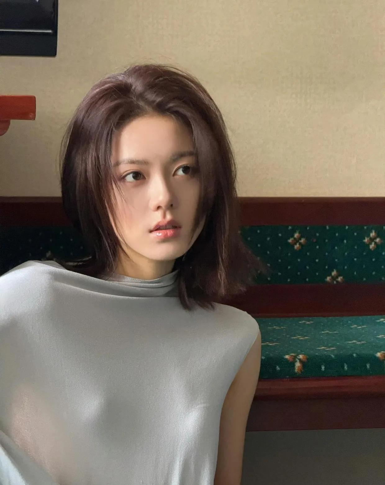 💫赵今麦的风格切换也太绝了吧！一会是灰色系简约风，慵懒中带着清冷感，眼神