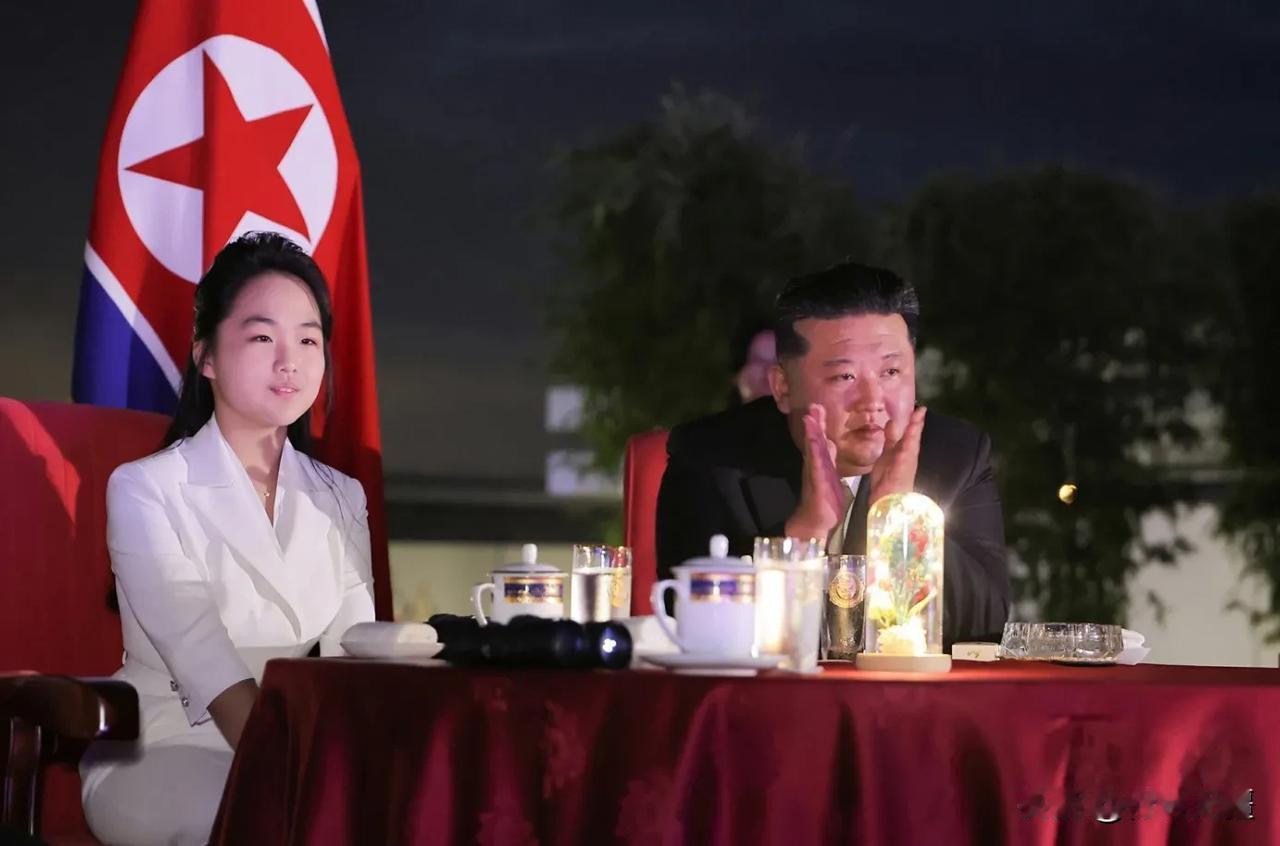 朝鲜派遣到俄罗斯的士兵死伤了5000多人，金正恩和女儿在现场观看相关视频的时候眼