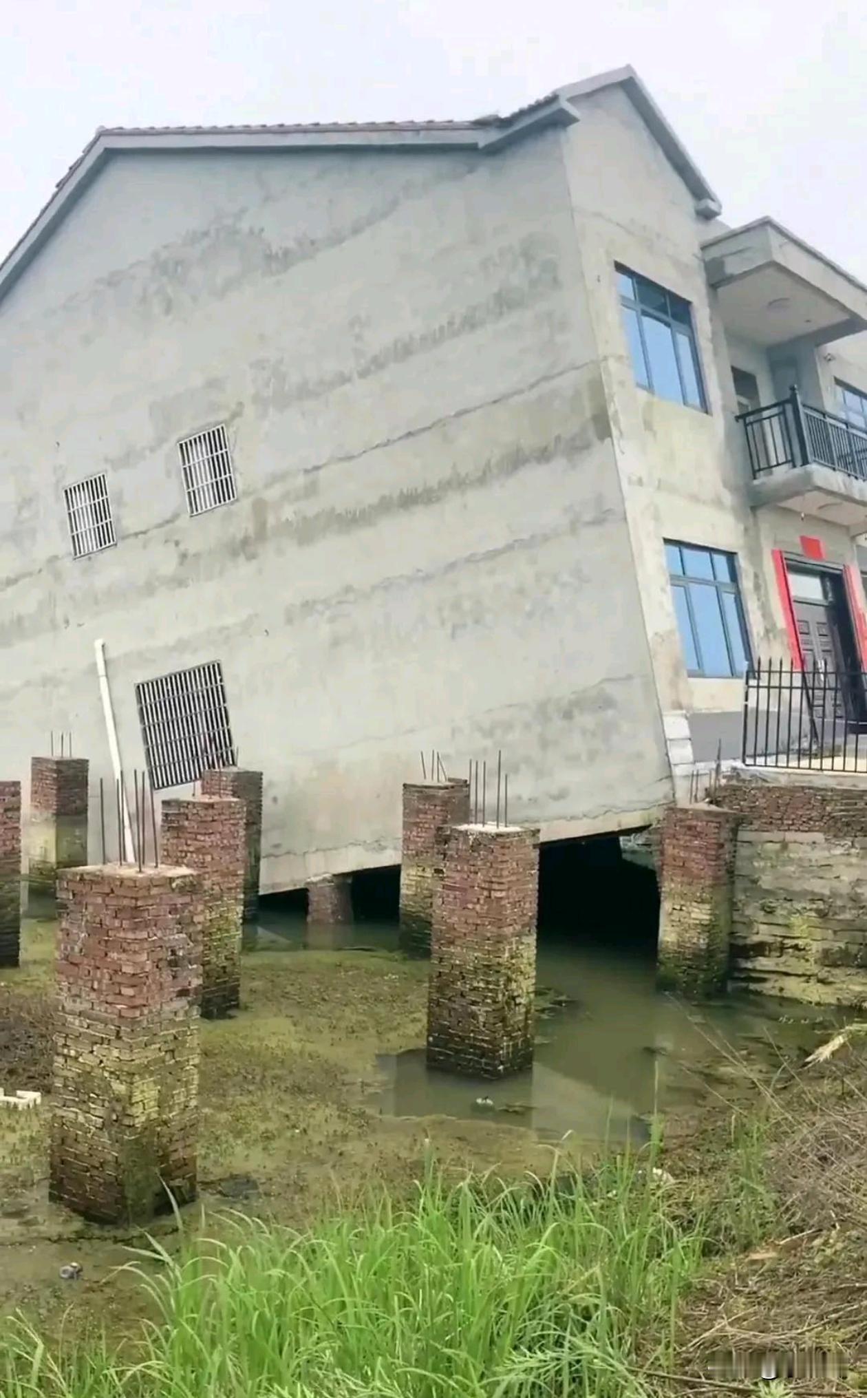 农村自建房这是地基下沉了还是咋了？