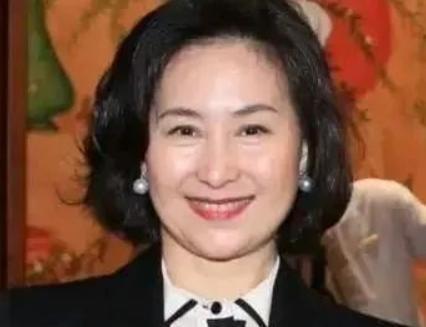 身价百亿的何超琼，身边常有10名保镖、4名保姆跟着。一天，保姆晶姐