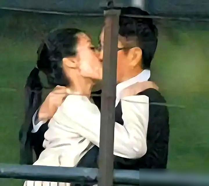 你看过65岁豪门公子在烈日下排队10分钟的样子吗？许晋亨上周就这么干了。黑色