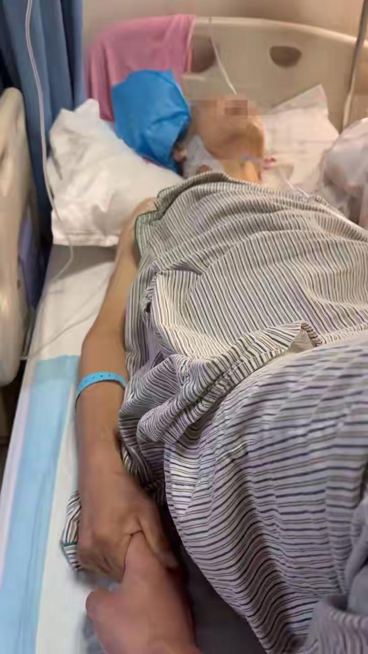 重庆，一名60岁老人做胆结石切除手术，医生把一截医用橡胶T管，留在老人身体里，术