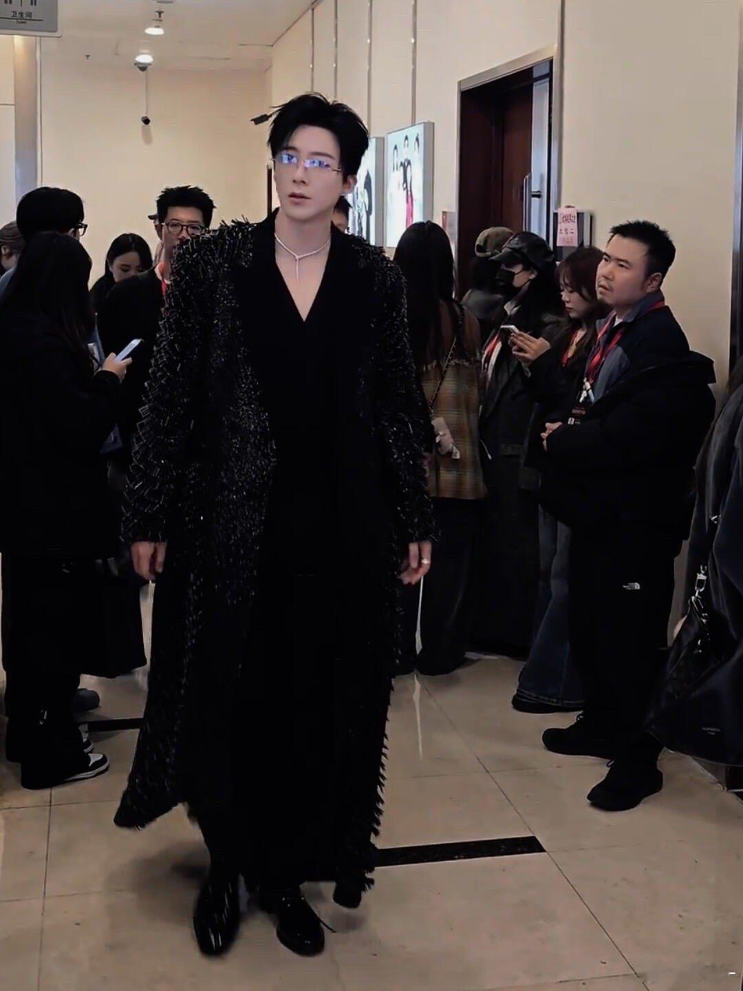 刘宇宁衣服比我人还长雨凝的腿比我人还长！！！​​​