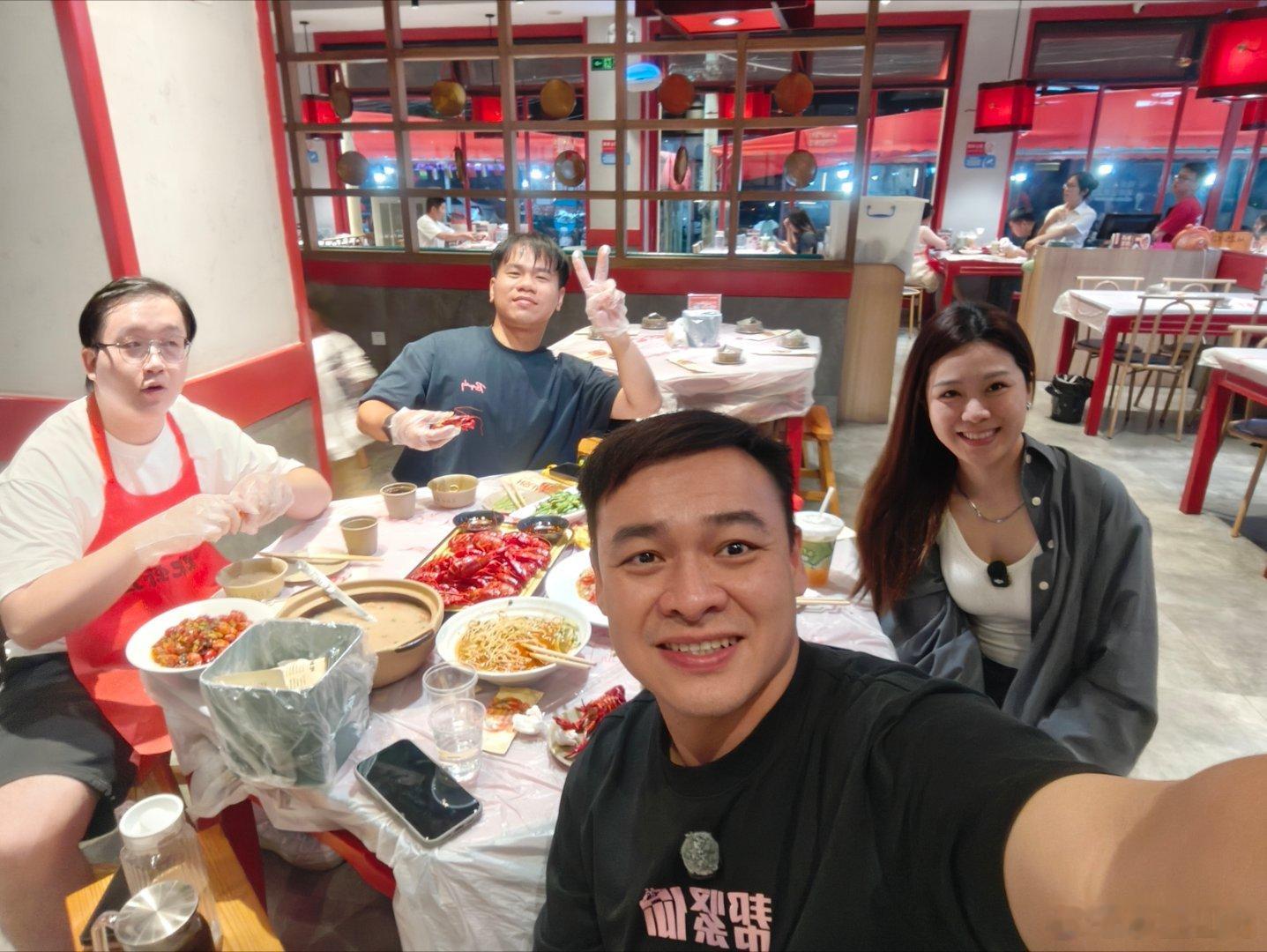 好疯狂！今日跨了三个省，从西安开到武汉！终于可以好好吃一顿饭，湖北的小龙虾真系好