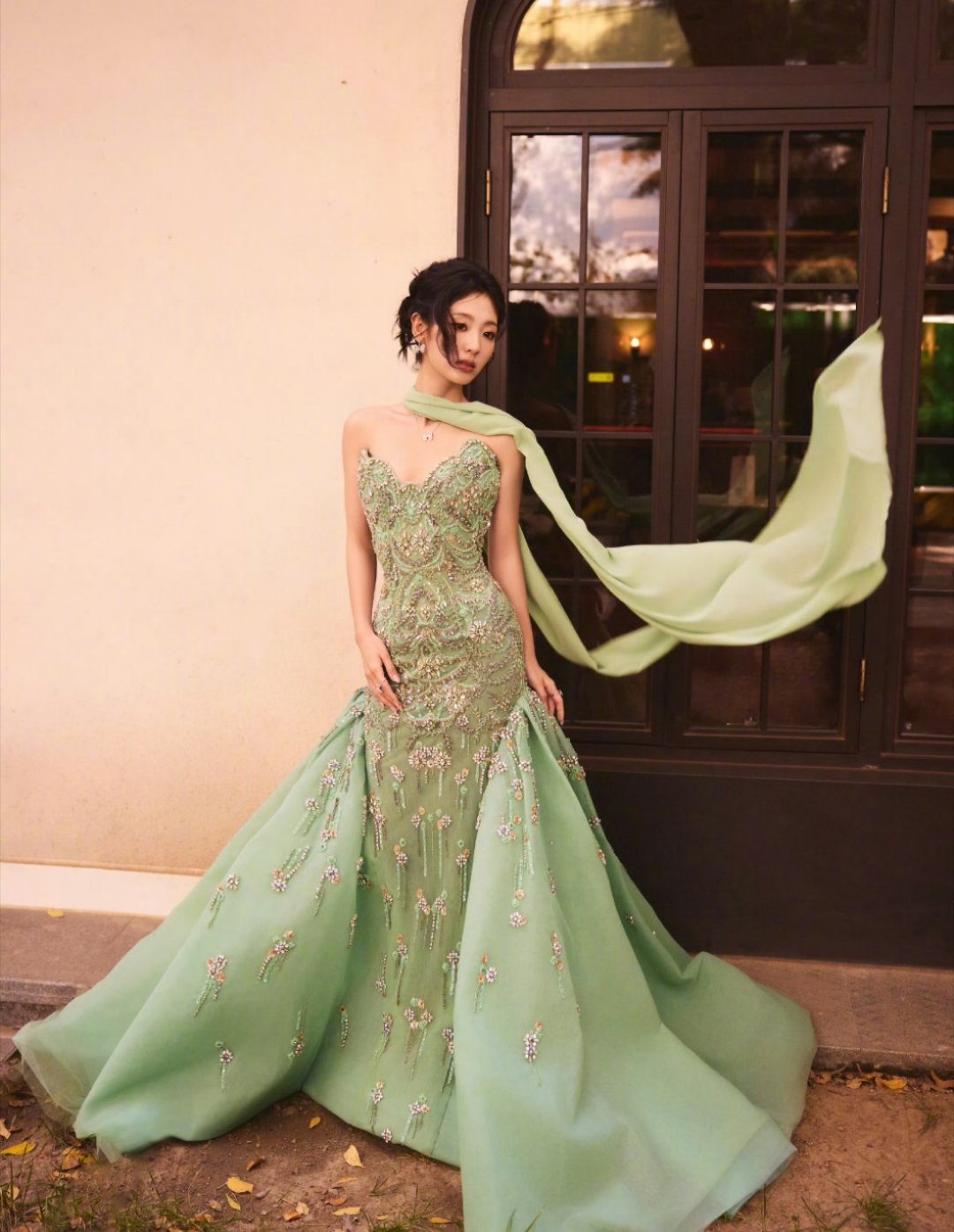 刑菲绿色礼服也很美哦～搭配卷发发型超级优雅！​​​