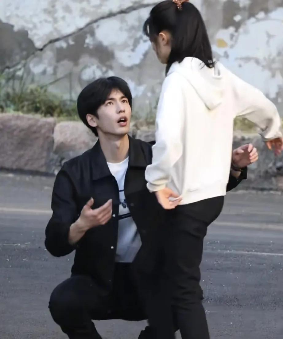 赵今麦的脸还是太幼态了，适合拍青春校园剧，但和男主没什么CP感。#赵今麦写真照#