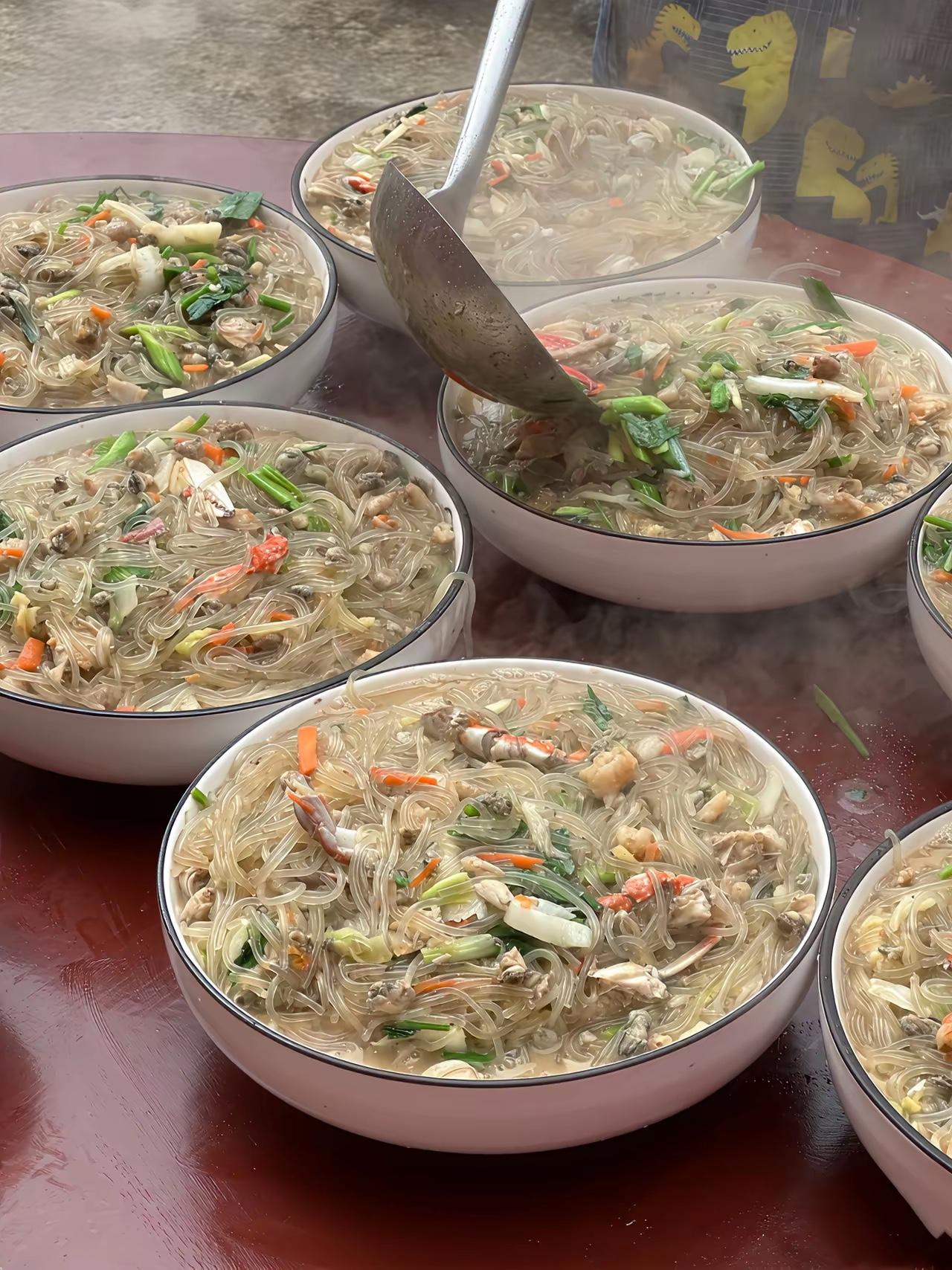 我超爱这道，宴席上这道主食还是很受欢迎的，我们就叫粉丝……[呲牙笑]有炒，或者湿煮