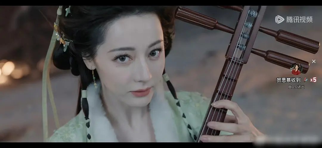 迪丽热巴弹琵芭这个镜头感觉很违和，和Ai换脸比起来异域感太强了