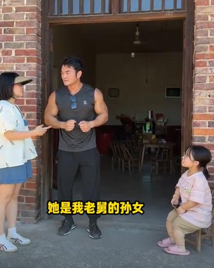 看哭了！残疾女孩考上大学，但爸爸生病，爷爷奶奶快70多岁了，开学还凑不齐学费。于