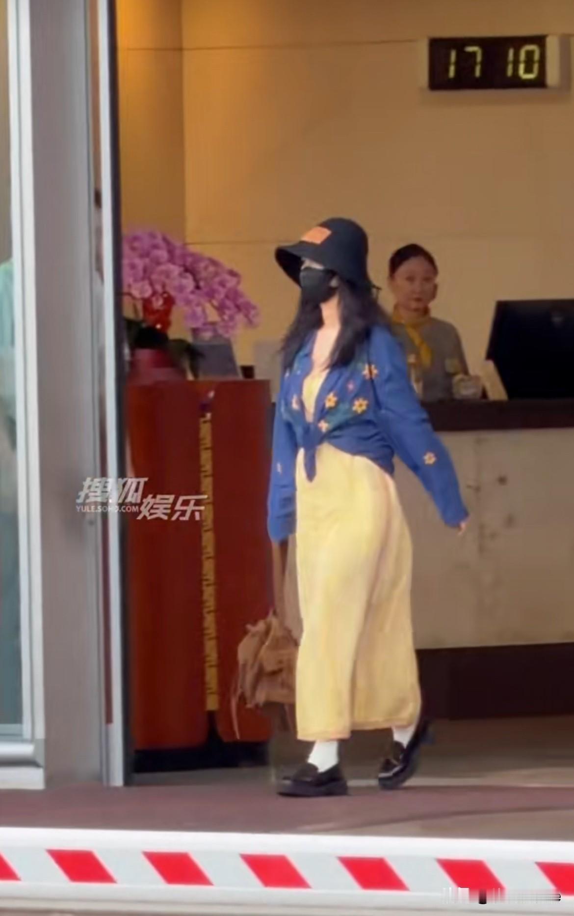 7月5日，杨紫下班回家，私服惊艳！出机场发现粉丝接机，原本极度松弛的往车方向走