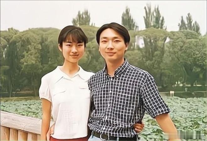 1998年，热恋中的康辉和女友刘雅洁留下合影。镜头下的这对璧人颜值非常高，男士彬