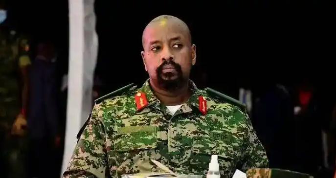 乌干达司令向土耳其喊话，若不支付10亿美元并交出最美的女子，否则便会开战。4