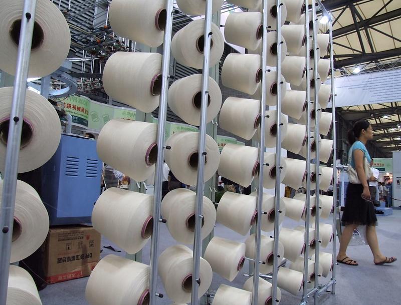 聚酯纤维到底冤不冤这个冬天聚酯纤维“塌房”了。“一身聚酯纤维带火花过冬”话题刷