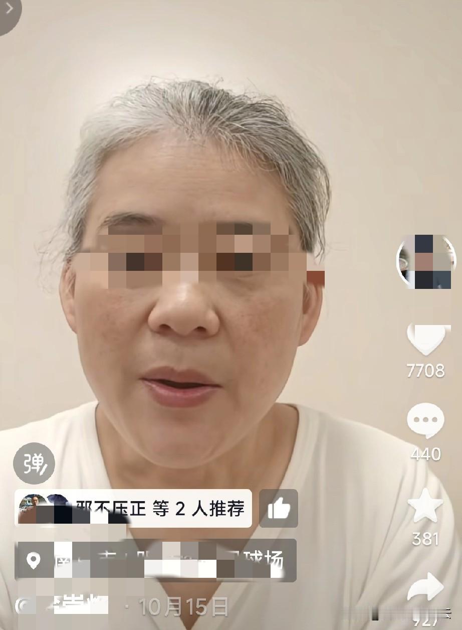 这个妈妈脸还很年轻,头发却全白了。因为她的儿子小烨,今年才12岁。两年前,因为