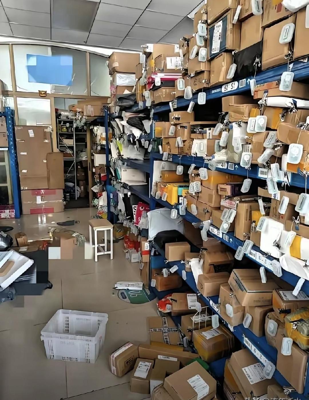 我弟去年砸了八万五，开了个菜鸟驿站。说是创业，其实就是给平台打工。三十平的小店，