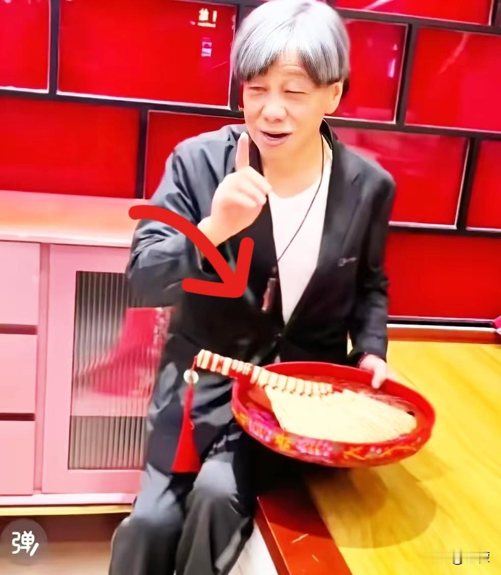 别再传什么猝逝了，那是一口憋了四十年的闷气！老友在追思会上红着眼说，这一辈子