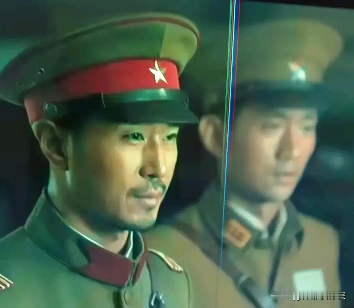 抗战剧我们的河山里，服装好像不太对，山东伪军当时应该属伪华北治安军，军官都是大翻