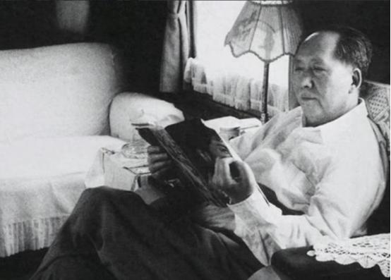 1975年，毛主席提出评水浒，批宋江。当时人们很不理解，为什么要批判宋江这个小说