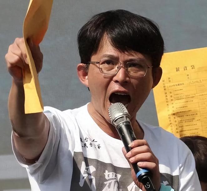 台湾政坛这回可真要炸锅了！柯文哲竟然玩了这么一手，让黄国昌带头“集体辞职”。