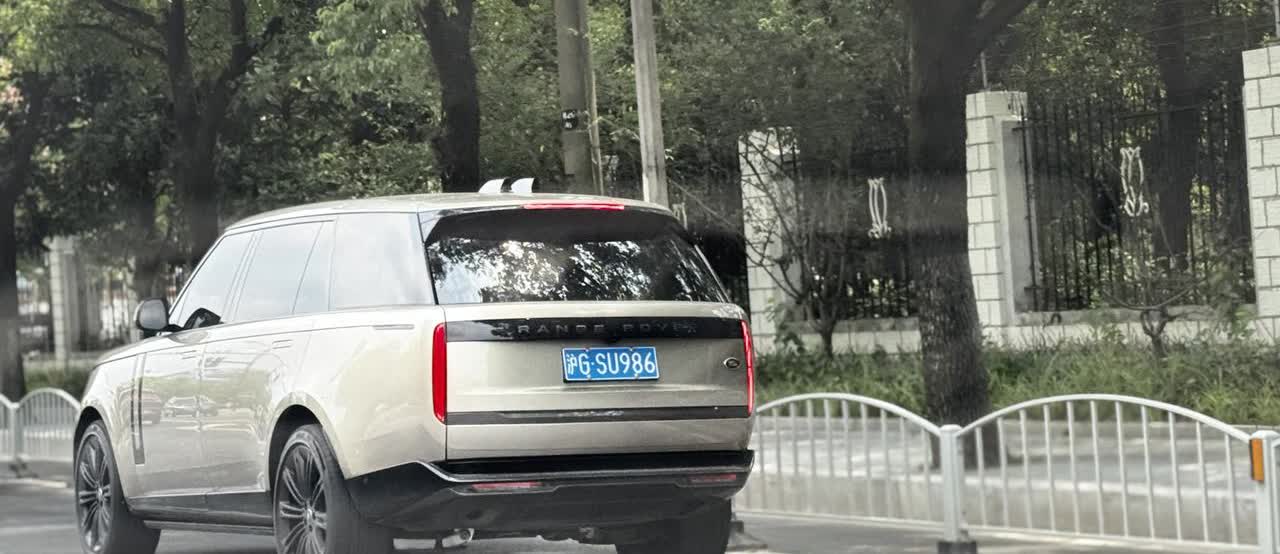 自从揽胜的“新现代豪华主义”设计美学有了，我们过来以9字辈都开始效仿…｜