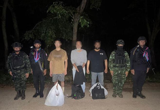 泰国边防部队在边境巡逻，过程中发现三名可疑外籍男子：分别为中国人、美国人、印度人