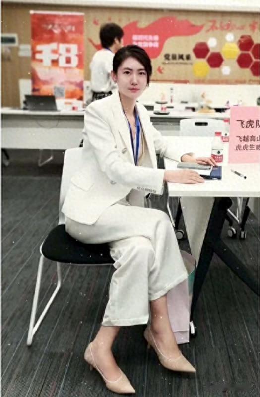 宋珍珍扒下的不是宏盛老板的底裤，是掀开了捞女最后的底牌呢！1、捞女行业跟做其他